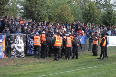 Odessa, Ukrayna - 6 Ekim 2019: Futbol taraftarları havai fişekler ve sis bombalarıyla futbol sahasına koştu, taraftarlar futbolcularla ve hosteslerle kavga etti. Tribünde kavga, taraftarlar oyunu bozdu