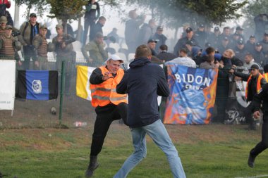 Odessa, Ukrayna - 6 Ekim 2019: Futbol taraftarları havai fişekler ve sis bombalarıyla futbol sahasına koştu, taraftarlar futbolcularla ve hosteslerle kavga etti. Tribünde kavga, taraftarlar oyunu bozdu