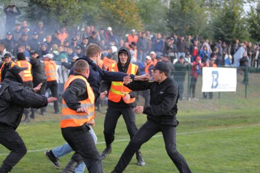 Odessa, Ukrayna - 6 Ekim 2019: Futbol taraftarları havai fişekler ve sis bombalarıyla futbol sahasına koştu, taraftarlar futbolcularla ve hosteslerle kavga etti. Tribünde kavga, taraftarlar oyunu bozdu