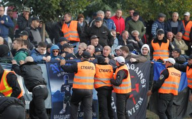 Odessa, Ukrayna - 6 Ekim 2019: Futbol taraftarları havai fişekler ve sis bombalarıyla futbol sahasına koştu, taraftarlar futbolcularla ve hosteslerle kavga etti. Tribünde kavga, taraftarlar oyunu bozdu
