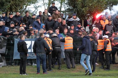 Odessa, Ukrayna - 6 Ekim 2019: Futbol taraftarları havai fişekler ve sis bombalarıyla futbol sahasına koştu, taraftarlar futbolcularla ve hosteslerle kavga etti. Tribünde kavga, taraftarlar oyunu bozdu