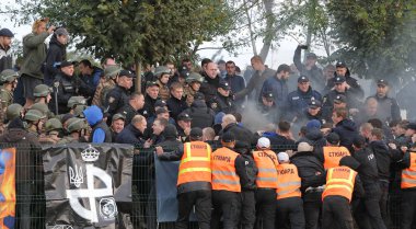 Odessa, Ukrayna - 6 Ekim 2019: Futbol taraftarları havai fişekler ve sis bombalarıyla futbol sahasına koştu, taraftarlar futbolcularla ve hosteslerle kavga etti. Tribünde kavga, taraftarlar oyunu bozdu
