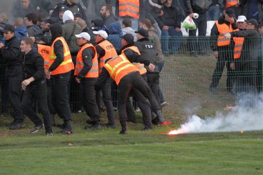 Odessa, Ukrayna - 6 Ekim 2019: Futbol taraftarları havai fişekler ve sis bombalarıyla futbol sahasına koştu, taraftarlar futbolcularla ve hosteslerle kavga etti. Tribünde kavga, taraftarlar oyunu bozdu