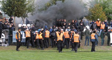 Odessa, Ukrayna - 6 Ekim 2019: Futbol taraftarları havai fişekler ve sis bombalarıyla futbol sahasına koştu, taraftarlar futbolcularla ve hosteslerle kavga etti. Tribünde kavga, taraftarlar oyunu bozdu
