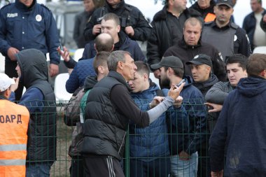 Odessa, Ukrayna - 6 Ekim 2019: Futbol taraftarları havai fişekler ve sis bombalarıyla futbol sahasına koştu, taraftarlar futbolcularla ve hosteslerle kavga etti. Tribünde kavga, taraftarlar oyunu bozdu
