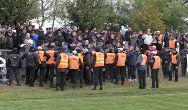 Odessa, Ukrayna - 6 Ekim 2019: Futbol taraftarları havai fişekler ve sis bombalarıyla futbol sahasına koştu, taraftarlar futbolcularla ve hosteslerle kavga etti. Tribünde kavga, taraftarlar oyunu bozdu