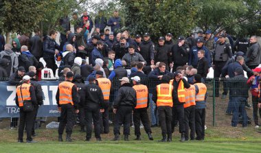 Odessa, Ukrayna - 6 Ekim 2019: Futbol taraftarları havai fişekler ve sis bombalarıyla futbol sahasına koştu, taraftarlar futbolcularla ve hosteslerle kavga etti. Tribünde kavga, taraftarlar oyunu bozdu