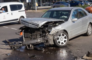 Odessa, Ukrayna - 16 Ekim 2019: araba kazası, kafa kafaya çarpışma. Kazadan sonra bir çekici kaza yapmış bir arabayı yüklüyor. Trafik kazası bölgesinde bir soruşturma sırasında trafik polisi.