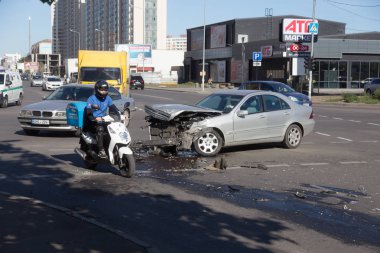 Odessa, Ukrayna - 16 Ekim 2019: araba kazası, kafa kafaya çarpışma. Kazadan sonra bir çekici kaza yapmış bir arabayı yüklüyor. Trafik kazası bölgesinde bir soruşturma sırasında trafik polisi.