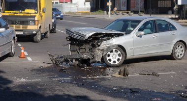 Odessa, Ukrayna - 16 Ekim 2019: araba kazası, kafa kafaya çarpışma. Kazadan sonra bir çekici kaza yapmış bir arabayı yüklüyor. Trafik kazası bölgesinde bir soruşturma sırasında trafik polisi.