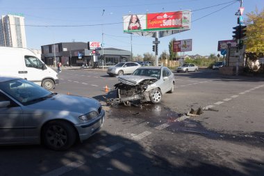 Odessa, Ukrayna - 16 Ekim 2019: araba kazası, kafa kafaya çarpışma. Kazadan sonra bir çekici kaza yapmış bir arabayı yüklüyor. Trafik kazası bölgesinde bir soruşturma sırasında trafik polisi.