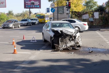 Odessa, Ukrayna - 16 Ekim 2019: araba kazası, kafa kafaya çarpışma. Kazadan sonra bir çekici kaza yapmış bir arabayı yüklüyor. Trafik kazası bölgesinde bir soruşturma sırasında trafik polisi.