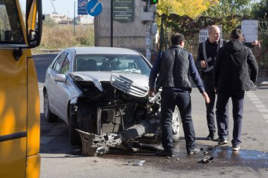 Odessa, Ukrayna - 16 Ekim 2019: araba kazası, kafa kafaya çarpışma. Kazadan sonra bir çekici kaza yapmış bir arabayı yüklüyor. Trafik kazası bölgesinde bir soruşturma sırasında trafik polisi.