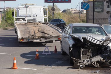 Odessa, Ukrayna - 16 Ekim 2019: araba kazası, kafa kafaya çarpışma. Kazadan sonra bir çekici kaza yapmış bir arabayı yüklüyor. Trafik kazası bölgesinde bir soruşturma sırasında trafik polisi.