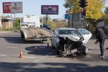 Odessa, Ukrayna - 16 Ekim 2019: araba kazası, kafa kafaya çarpışma. Kazadan sonra bir çekici kaza yapmış bir arabayı yüklüyor. Trafik kazası bölgesinde bir soruşturma sırasında trafik polisi.