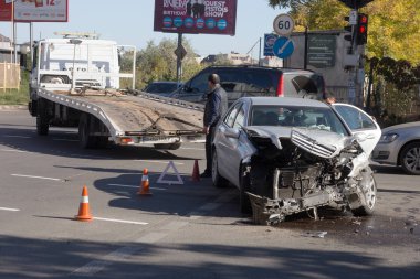 Odessa, Ukrayna - 16 Ekim 2019: araba kazası, kafa kafaya çarpışma. Kazadan sonra bir çekici kaza yapmış bir arabayı yüklüyor. Trafik kazası bölgesinde bir soruşturma sırasında trafik polisi.