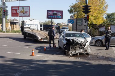 Odessa, Ukrayna - 16 Ekim 2019: araba kazası, kafa kafaya çarpışma. Kazadan sonra bir çekici kaza yapmış bir arabayı yüklüyor. Trafik kazası bölgesinde bir soruşturma sırasında trafik polisi.