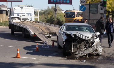 Odessa, Ukrayna - 16 Ekim 2019: araba kazası, kafa kafaya çarpışma. Kazadan sonra bir çekici kaza yapmış bir arabayı yüklüyor. Trafik kazası bölgesinde bir soruşturma sırasında trafik polisi.