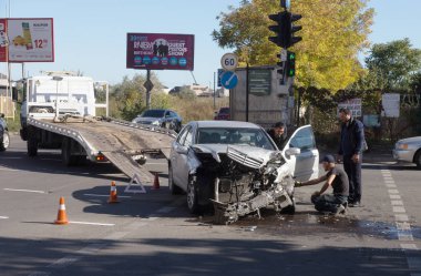 Odessa, Ukrayna - 16 Ekim 2019: araba kazası, kafa kafaya çarpışma. Kazadan sonra bir çekici kaza yapmış bir arabayı yüklüyor. Trafik kazası bölgesinde bir soruşturma sırasında trafik polisi.