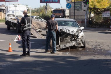 Odessa, Ukrayna - 16 Ekim 2019: araba kazası, kafa kafaya çarpışma. Kazadan sonra bir çekici kaza yapmış bir arabayı yüklüyor. Trafik kazası bölgesinde bir soruşturma sırasında trafik polisi.