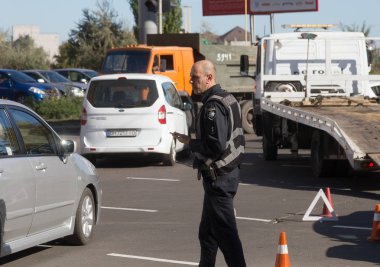 Odessa, Ukrayna - 16 Ekim 2019: araba kazası, kafa kafaya çarpışma. Kazadan sonra bir çekici kaza yapmış bir arabayı yüklüyor. Trafik kazası bölgesinde bir soruşturma sırasında trafik polisi.