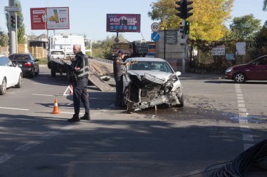 Odessa, Ukrayna - 16 Ekim 2019: araba kazası, kafa kafaya çarpışma. Kazadan sonra bir çekici kaza yapmış bir arabayı yüklüyor. Trafik kazası bölgesinde bir soruşturma sırasında trafik polisi.