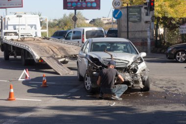 Odessa, Ukrayna - 16 Ekim 2019: araba kazası, kafa kafaya çarpışma. Kazadan sonra bir çekici kaza yapmış bir arabayı yüklüyor. Trafik kazası bölgesinde bir soruşturma sırasında trafik polisi.