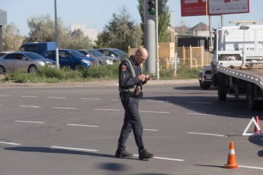Odessa, Ukrayna - 16 Ekim 2019: araba kazası, kafa kafaya çarpışma. Kazadan sonra bir çekici kaza yapmış bir arabayı yüklüyor. Trafik kazası bölgesinde bir soruşturma sırasında trafik polisi.