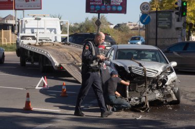 Odessa, Ukrayna - 16 Ekim 2019: araba kazası, kafa kafaya çarpışma. Kazadan sonra bir çekici kaza yapmış bir arabayı yüklüyor. Trafik kazası bölgesinde bir soruşturma sırasında trafik polisi.