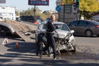 Odessa, Ukrayna - 16 Ekim 2019: araba kazası, kafa kafaya çarpışma. Kazadan sonra bir çekici kaza yapmış bir arabayı yüklüyor. Trafik kazası bölgesinde bir soruşturma sırasında trafik polisi.