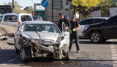 Odessa, Ukrayna - 16 Ekim 2019: araba kazası, kafa kafaya çarpışma. Kazadan sonra bir çekici kaza yapmış bir arabayı yüklüyor. Trafik kazası bölgesinde bir soruşturma sırasında trafik polisi.