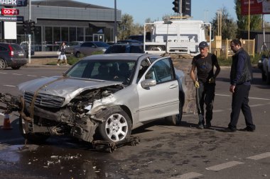 Odessa, Ukrayna - 16 Ekim 2019: araba kazası, kafa kafaya çarpışma. Kazadan sonra bir çekici kaza yapmış bir arabayı yüklüyor. Trafik kazası bölgesinde bir soruşturma sırasında trafik polisi.