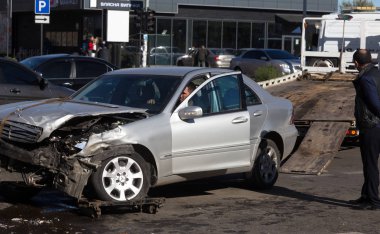 Odessa, Ukrayna - 16 Ekim 2019: araba kazası, kafa kafaya çarpışma. Kazadan sonra bir çekici kaza yapmış bir arabayı yüklüyor. Trafik kazası bölgesinde bir soruşturma sırasında trafik polisi.