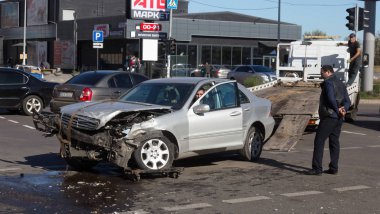 Odessa, Ukrayna - 16 Ekim 2019: araba kazası, kafa kafaya çarpışma. Kazadan sonra bir çekici kaza yapmış bir arabayı yüklüyor. Trafik kazası bölgesinde bir soruşturma sırasında trafik polisi.