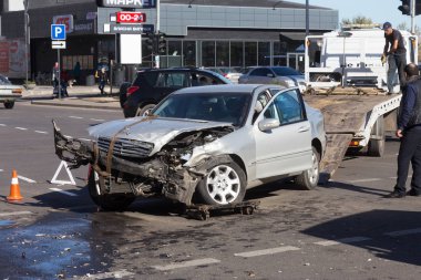 Odessa, Ukrayna - 16 Ekim 2019: araba kazası, kafa kafaya çarpışma. Kazadan sonra bir çekici kaza yapmış bir arabayı yüklüyor. Trafik kazası bölgesinde bir soruşturma sırasında trafik polisi.