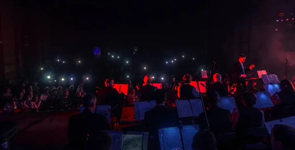 우크라이나 오데사 2019 극장에서 관객들 인기있는 나오미 관현악단의 공연을 즐긴다 — 스톡 사진