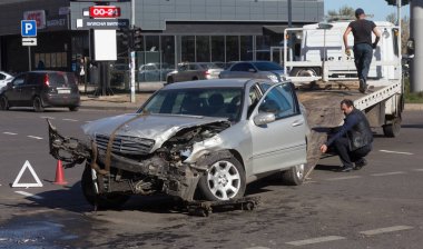 Odessa, Ukrayna - 16 Ekim 2019: araba kazası, kafa kafaya çarpışma. Kazadan sonra bir çekici kaza yapmış bir arabayı yüklüyor. Trafik kazası bölgesinde bir soruşturma sırasında trafik polisi.