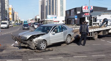 Odessa, Ukrayna - 16 Ekim 2019: araba kazası, kafa kafaya çarpışma. Kazadan sonra bir çekici kaza yapmış bir arabayı yüklüyor. Trafik kazası bölgesinde bir soruşturma sırasında trafik polisi.