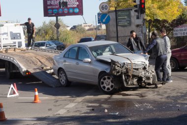 Odessa, Ukrayna - 16 Ekim 2019: araba kazası, kafa kafaya çarpışma. Kazadan sonra bir çekici kaza yapmış bir arabayı yüklüyor. Trafik kazası bölgesinde bir soruşturma sırasında trafik polisi.