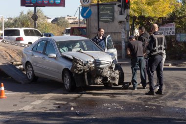 Odessa, Ukrayna - 16 Ekim 2019: araba kazası, kafa kafaya çarpışma. Kazadan sonra bir çekici kaza yapmış bir arabayı yüklüyor. Trafik kazası bölgesinde bir soruşturma sırasında trafik polisi.