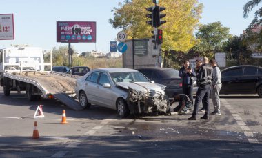 Odessa, Ukrayna - 16 Ekim 2019: araba kazası, kafa kafaya çarpışma. Kazadan sonra bir çekici kaza yapmış bir arabayı yüklüyor. Trafik kazası bölgesinde bir soruşturma sırasında trafik polisi.