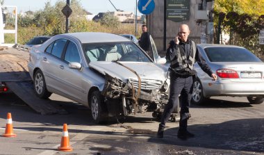 Odessa, Ukrayna - 16 Ekim 2019: araba kazası, kafa kafaya çarpışma. Kazadan sonra bir çekici kaza yapmış bir arabayı yüklüyor. Trafik kazası bölgesinde bir soruşturma sırasında trafik polisi.