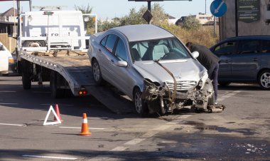Odessa, Ukrayna - 16 Ekim 2019: araba kazası, kafa kafaya çarpışma. Kazadan sonra bir çekici kaza yapmış bir arabayı yüklüyor. Trafik kazası bölgesinde bir soruşturma sırasında trafik polisi.