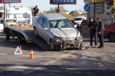 Odessa, Ukrayna - 16 Ekim 2019: araba kazası, kafa kafaya çarpışma. Kazadan sonra bir çekici kaza yapmış bir arabayı yüklüyor. Trafik kazası bölgesinde bir soruşturma sırasında trafik polisi.