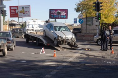 Odessa, Ukrayna - 16 Ekim 2019: araba kazası, kafa kafaya çarpışma. Kazadan sonra bir çekici kaza yapmış bir arabayı yüklüyor. Trafik kazası bölgesinde bir soruşturma sırasında trafik polisi.