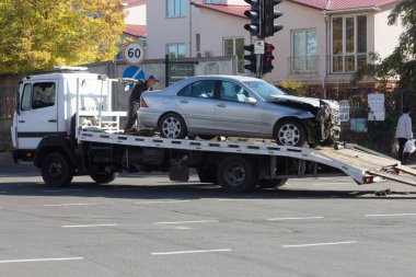 Odessa, Ukrayna - 16 Ekim 2019: araba kazası, kafa kafaya çarpışma. Kazadan sonra bir çekici kaza yapmış bir arabayı yüklüyor. Trafik kazası bölgesinde bir soruşturma sırasında trafik polisi.