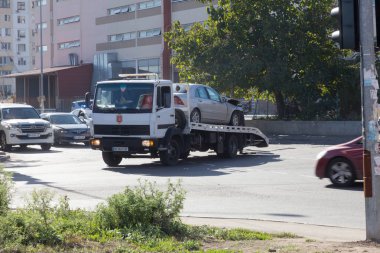 Odessa, Ukrayna - 16 Ekim 2019: araba kazası, kafa kafaya çarpışma. Kazadan sonra bir çekici kaza yapmış bir arabayı yüklüyor. Trafik kazası bölgesinde bir soruşturma sırasında trafik polisi.