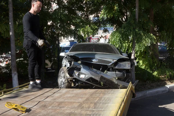 敖德萨 乌克兰 2019年10月16日 正面碰撞 一辆拖车在事故后装载了一辆撞毁的汽车 交通警务人员在交通意外区进行调查期间 — 图库照片