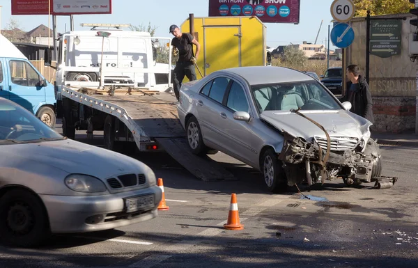 敖德萨 乌克兰 2019年10月16日 正面碰撞 一辆拖车在事故后装载了一辆撞毁的汽车 交通警务人员在交通意外区进行调查期间 — 图库照片