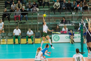 Odessa, Güney, Ukrayna - 15 Ekim 2019: Avrupa Bayanlar Voleybol Şampiyonası. Dişi Khimik Yuzhny - Mladost Zagreb Hırvatistan. Cev Şampiyonlar Ligi Volesi 2020. Kadın Yoğun Voleybol Oyunu